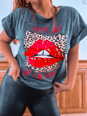 T SHIRT  KISS ME