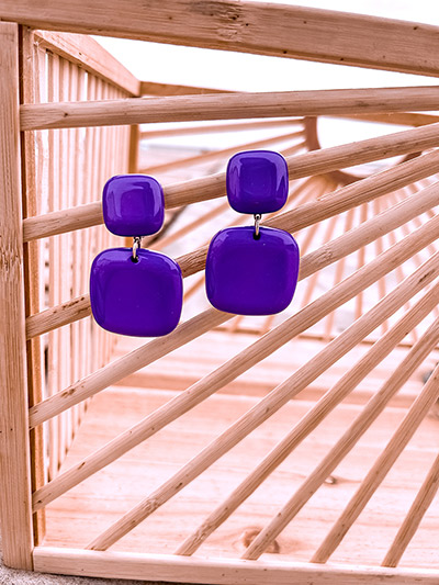 BOUCLES VIOLETTES PENDANTES CARRÉES ALENA 